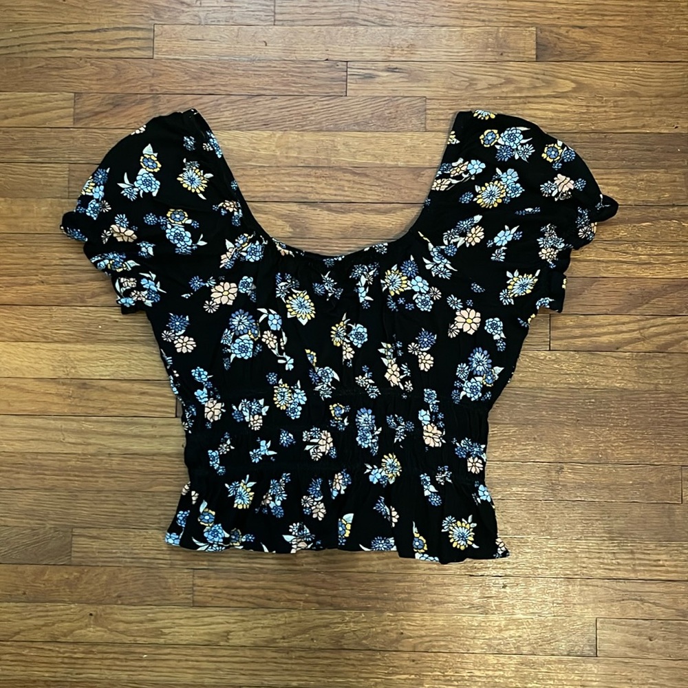 Women’s blouse in M. Black with cute flowers.